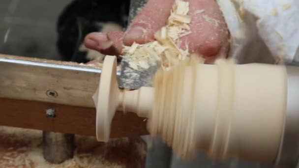 Forme artigianali il pezzo di legno con uno scalpello fine — Video Stock