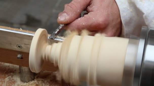 Forme artigianali il pezzo di legno con uno scalpello fine — Video Stock