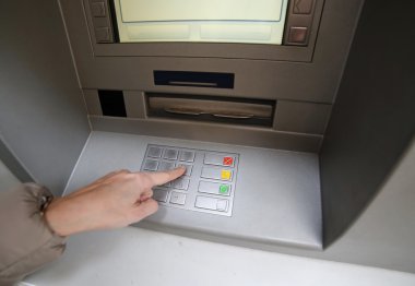 El sırasında kadının kapıyı atm gizli kodu girin