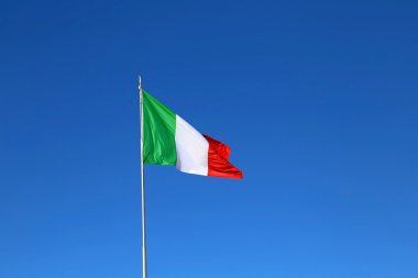 Renkler kırmızı beyaz ve yeşil ve gökyüzü blu İtalyan bayrağı