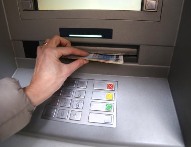 atm den para almak süre genç kadının el