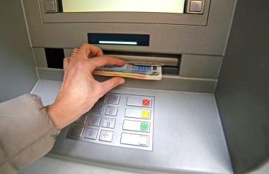 o Atm den para almak süre genç kadın