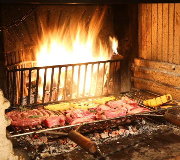 Gorący ogień w kominku w hotelowej restauracji z surowego mięsa — Zdjęcie stockowe