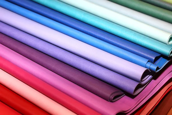 Kawałków kolorowych skóry na sprzedaż hurtowa wyrobów włókienniczych — Zdjęcie stockowe