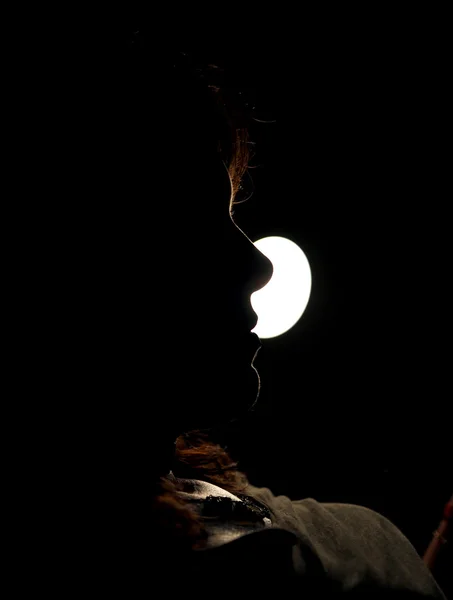 Ağız ve burun bir kadın ile bir profilinin arka ışık — Stok fotoğraf