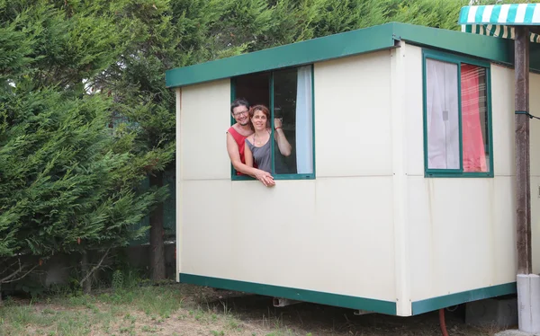 Marito e moglie alla finestra del bungalow — Foto Stock