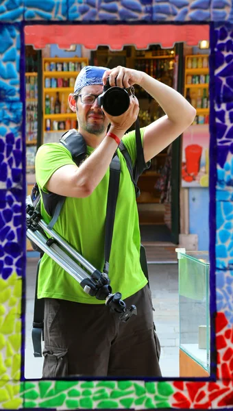 Professionele fotograaf met een statief maakt een selfie — Stockfoto