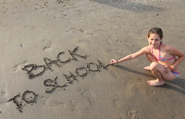 Niña escribe el Back to School en verano — Foto de Stock