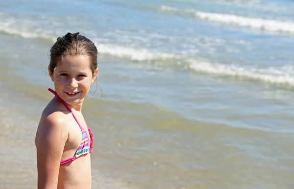 Красивая маленькая девочка в купальнике летом — стоковое фото