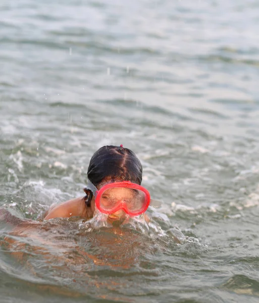 Liten flicka leende medan du spelar med masken dykning under wat — Stockfoto