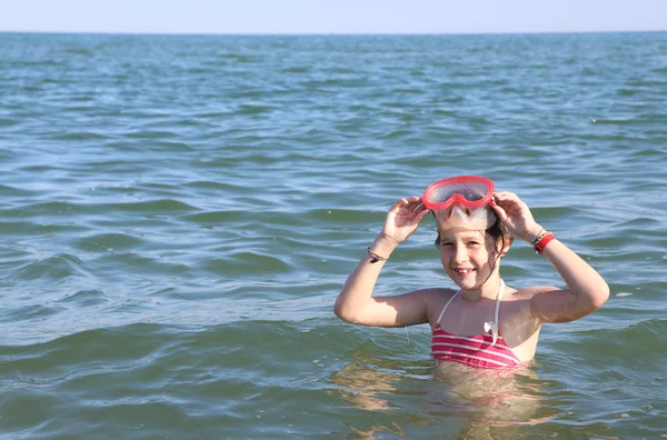 Niña sonriendo mientras juega con la máscara de buceo en verano —  Fotos de Stock