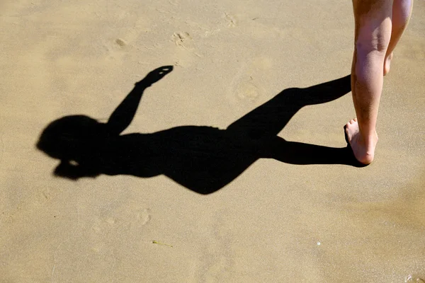 Σκιά της η νεαρή κοπέλα στην αμμουδιά — Φωτογραφία Αρχείου