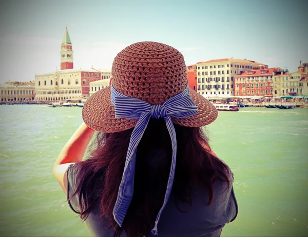 Signora con lunghi capelli castani e un ampio cappello di paglia — Foto Stock