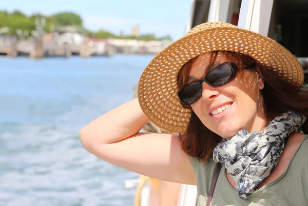 Smiling beautiful woman with straw hat and sun glasses — Stock Photo, Image