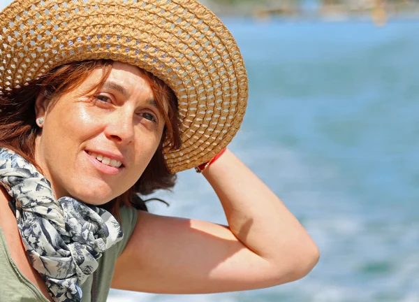Beautiful 40-year-old woman with straw hat during the cruise — Stock Photo, Image