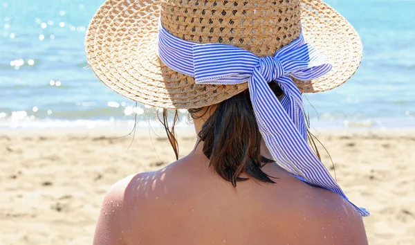 Weibchen mit Strohhut am schönen Meer im Sommer — Stockfoto