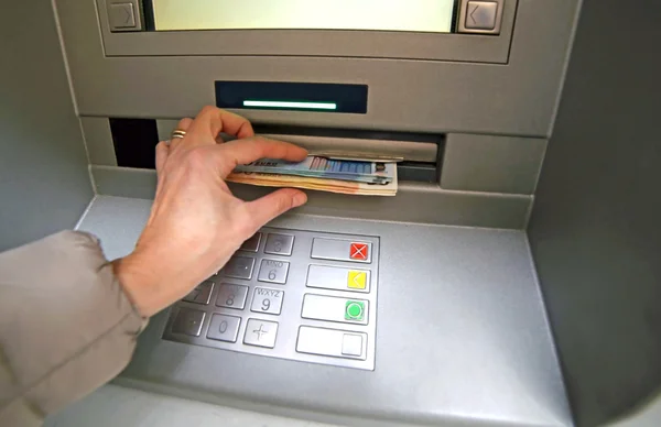 Jonge vrouw terwijl ze krijgen geld van Atm — Stockfoto