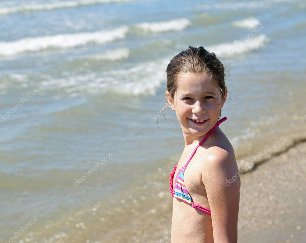 Niña bonita en traje de baño sale
