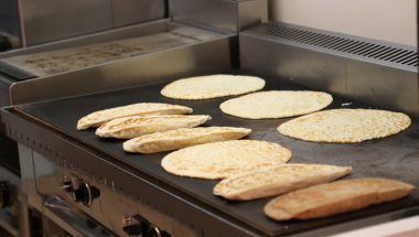 İtalya bir restoranın sıcak kalbur üzerinde pek çok piadina