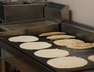 Piadine bir restoran İtalya sıcak plaka üzerinde