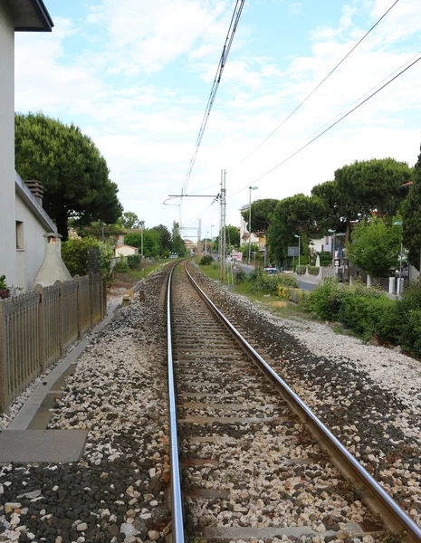 Linha ferroviária com os trilhos na cidade — Fotografia de Stock
