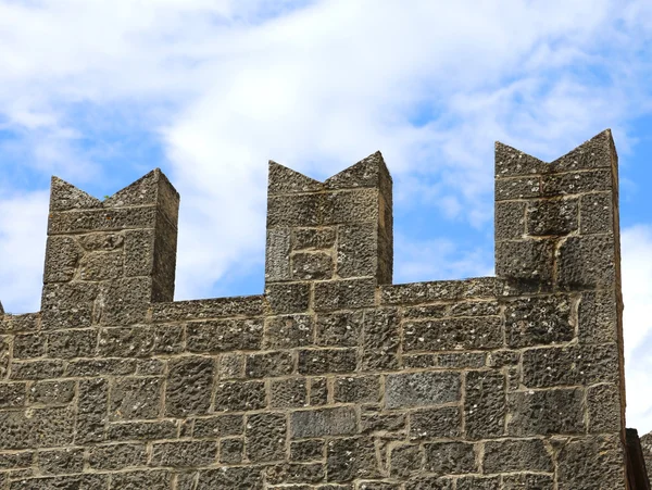 Zinnen des Turms der mittelalterlichen Burg — Stockfoto