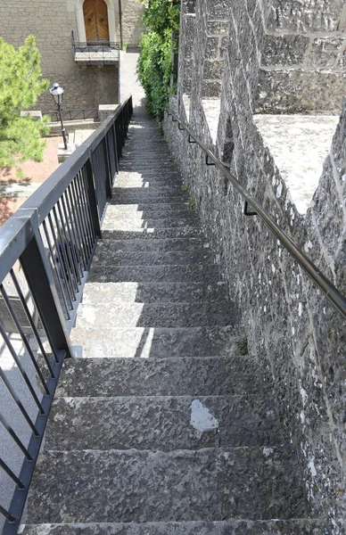 Lange trap naar beneden vanaf de toren van de middeleeuwse Meran — Stockfoto