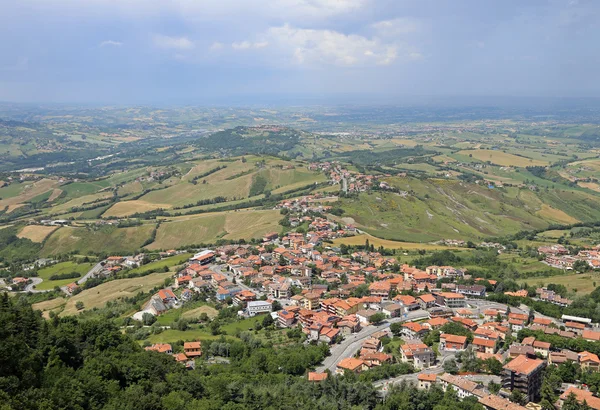 Uitzicht op de Apennijnen en de huizen van de staat van San Marino — Stockfoto