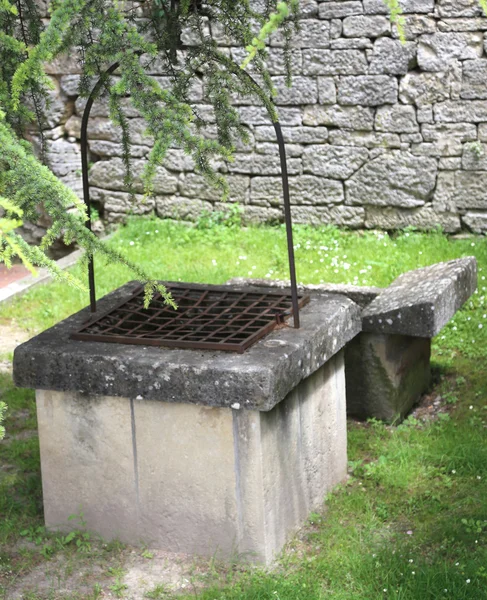 Кирпичный колодец во дворе замка — стоковое фото