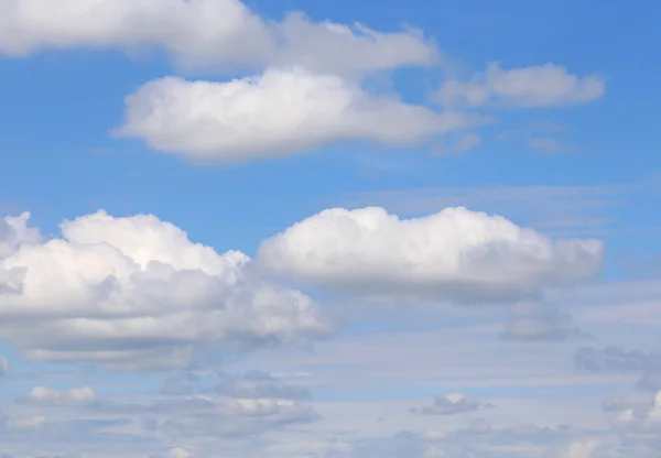 Oändlig himmel med många vita moln — Stockfoto