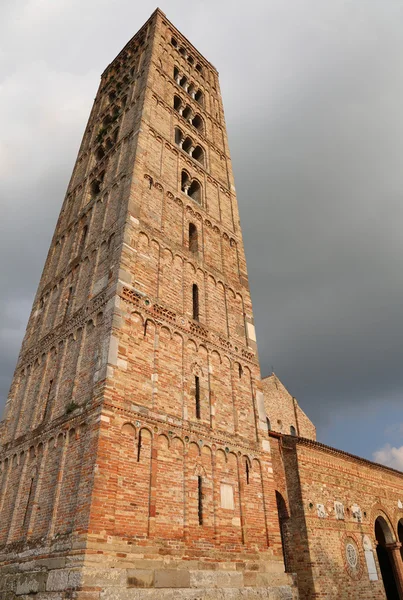 Edificio histórico del campanario de la abadía Pomposa cerca de Ferrara en Ita — Foto de Stock