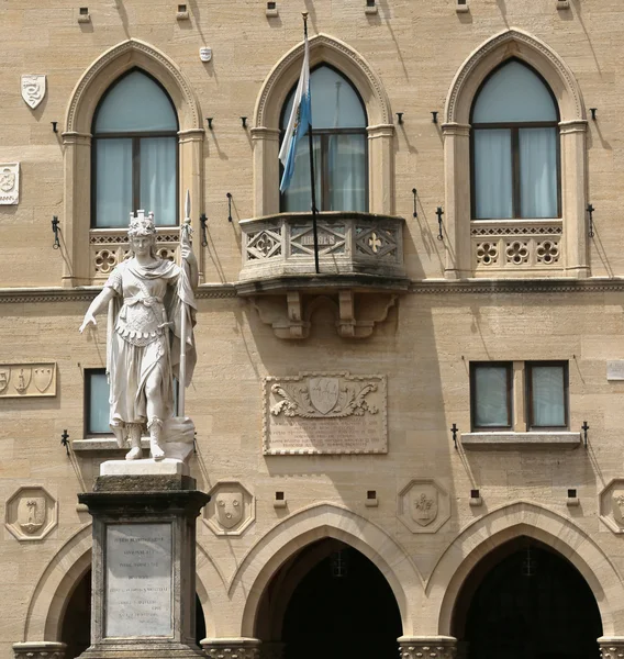 圣马力诺飞地镇广场上的自由女神像 — 图库照片