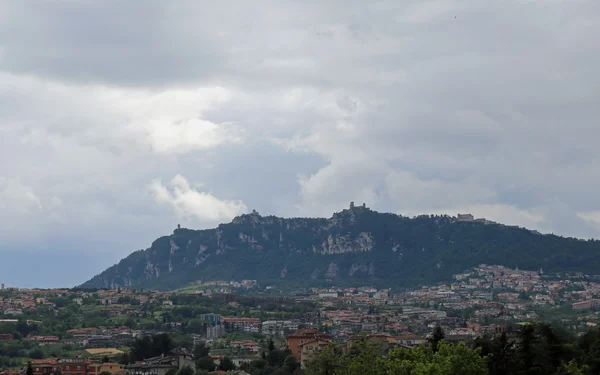 Monte titano ve İtalyan Apennines devlet San Marino ile — Stok fotoğraf