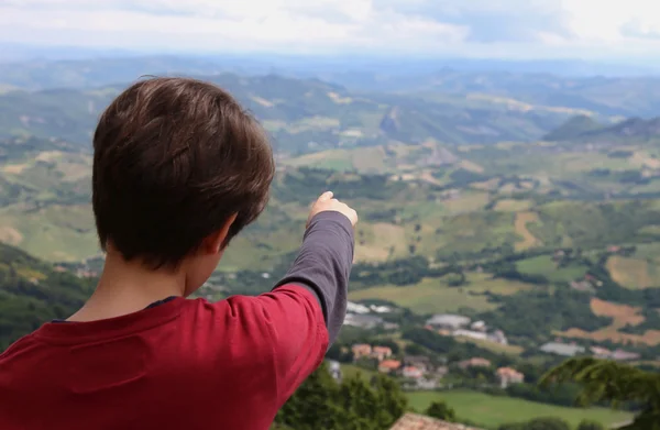 Boy ukazuje krásnou krajinou italských Apenin — Stock fotografie