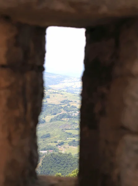 Blick auf das Tal durch den Spalt in den Wänden — Stockfoto