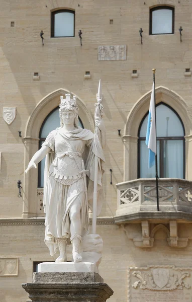 战士的白色大理石在圣马叫自由女神像 — 图库照片
