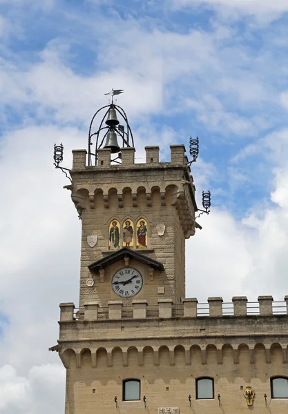 Věž z veřejného paláci nazývaném Palazzo Pubblico San Marino — Stock fotografie