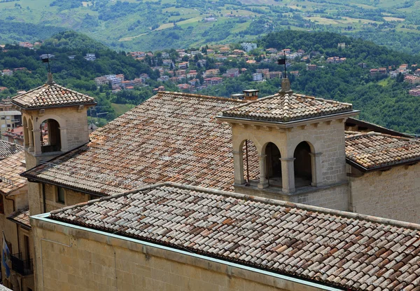 Oude torens en de daken van terracotta dakpannen in de vil — Stockfoto