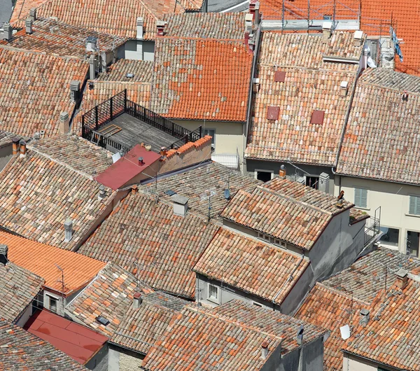 Terracotta tiled roofs nearby in crowded village in Italy — Stock Photo, Image