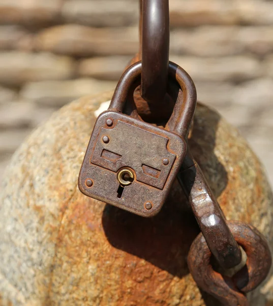 Altes rostiges Vorhängeschloss zum Verschließen einer Kette — Stockfoto