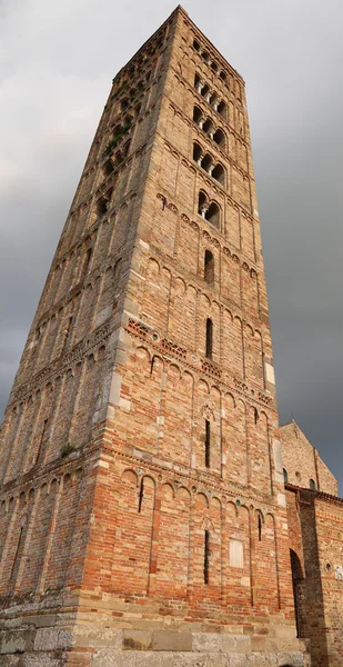 Oude bell toren van Pomposa Abbey een historische gebouw in th — Stockfoto