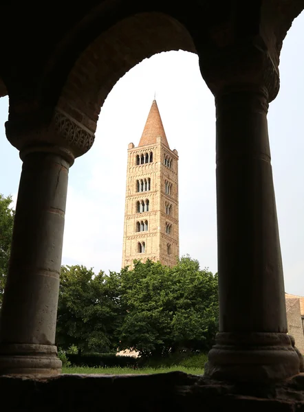 Zvonice opatství Pomposa historické budovy v Itálii — Stock fotografie