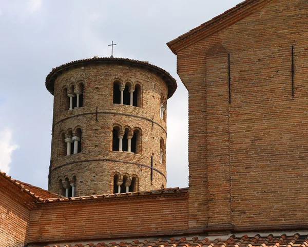 Gamla klocktornet av tegel i kyrkan Saint Apollinare — Stockfoto