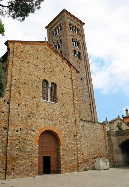 Middeleeuwse basiliek gewijd aan Sint Franciscus van Assisi in de Ravenn — Stockfoto