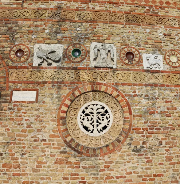 Detail in the wall of ancient Abbey of Pomposa in Italy — Stock Photo, Image