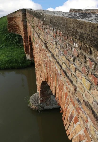 Oude brug gemaakt met rode baksteen met de rivier — Stockfoto