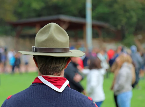 Líder scout con el gran sombrero de campaña y el pañuelo — Foto de Stock