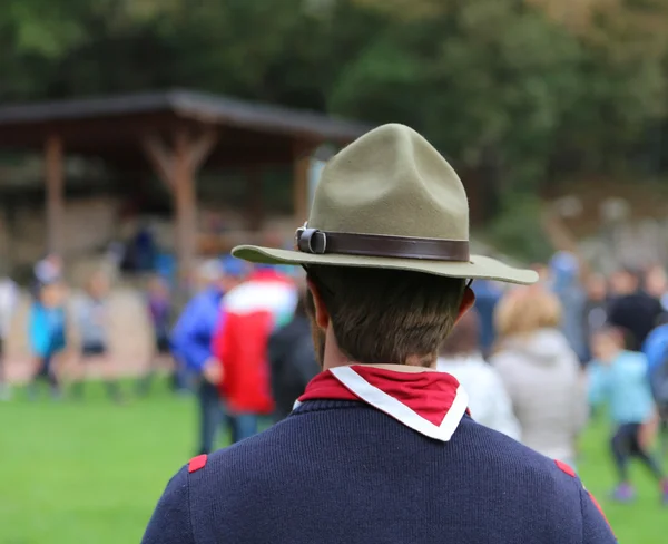 Scoutledare med den fantastiska kampanj hatten och halsduken — Stockfoto