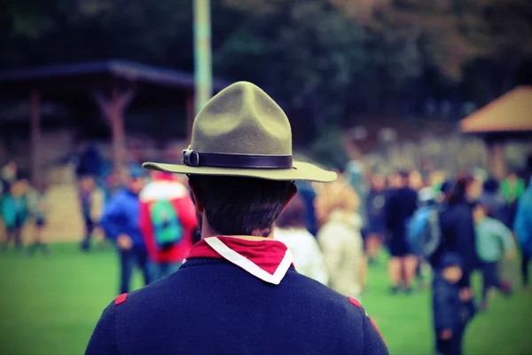 Scout leider met de grote hoed van de campagne en de scoutingdas — Stockfoto