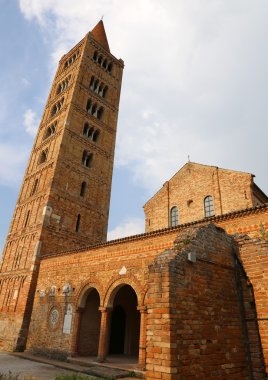 Pomposa Manastırı çan kulesi ile tarihi bir yapıdır
